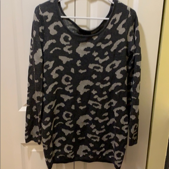 Takeout Tops - Takeout Gray Leopard Print Long Sleeve shirt Medium